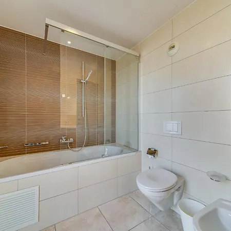 Luxury Penthouse In With View By Guestlee Daire Montrö