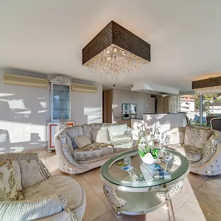 Daire Luxury Penthouse In With View By Guestlee Montrö